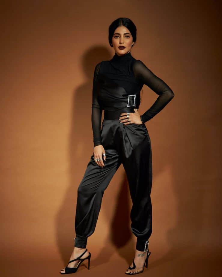 Actress shruthi haasan hot photos in black dress