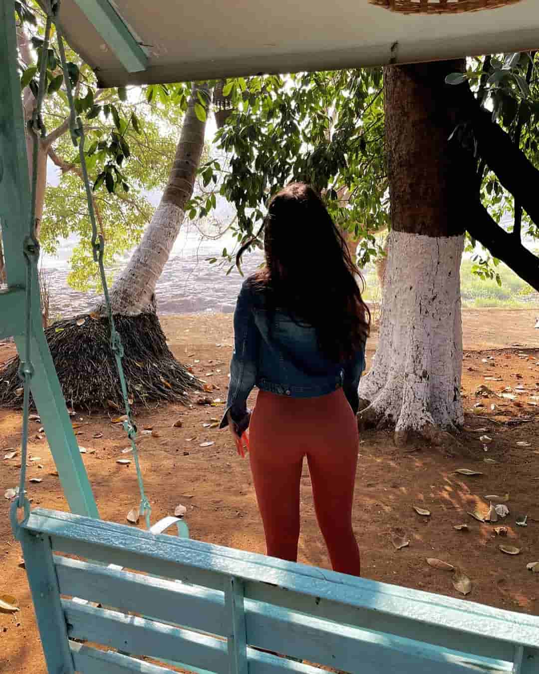 Actress anaika soti hot pose in tight jeans viral pics on social media