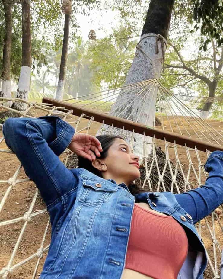 Actress anaika soti hot pose in tight jeans viral pics on social media