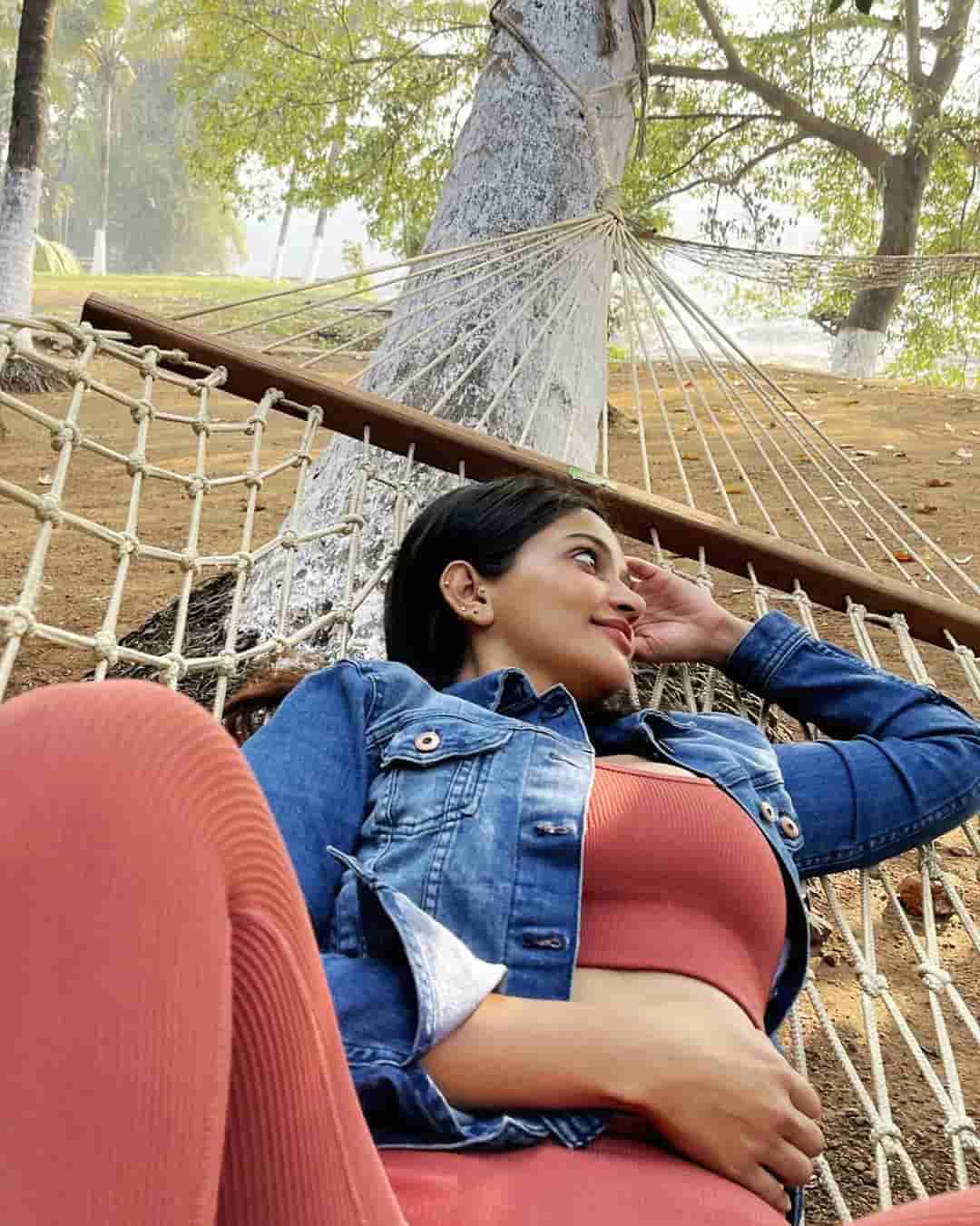 Actress anaika soti hot pose in tight jeans viral pics on social media