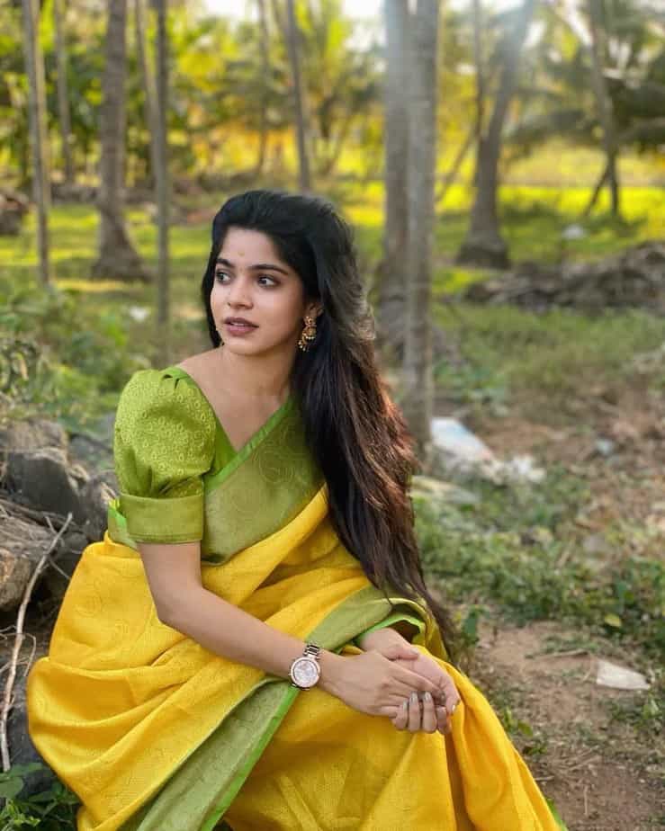 Divyabharathi hot photoshoot in traditional saree attracts fans