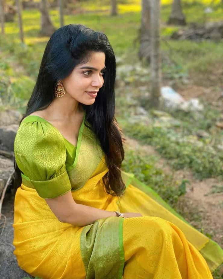 Divyabharathi hot photoshoot in traditional saree attracts fans