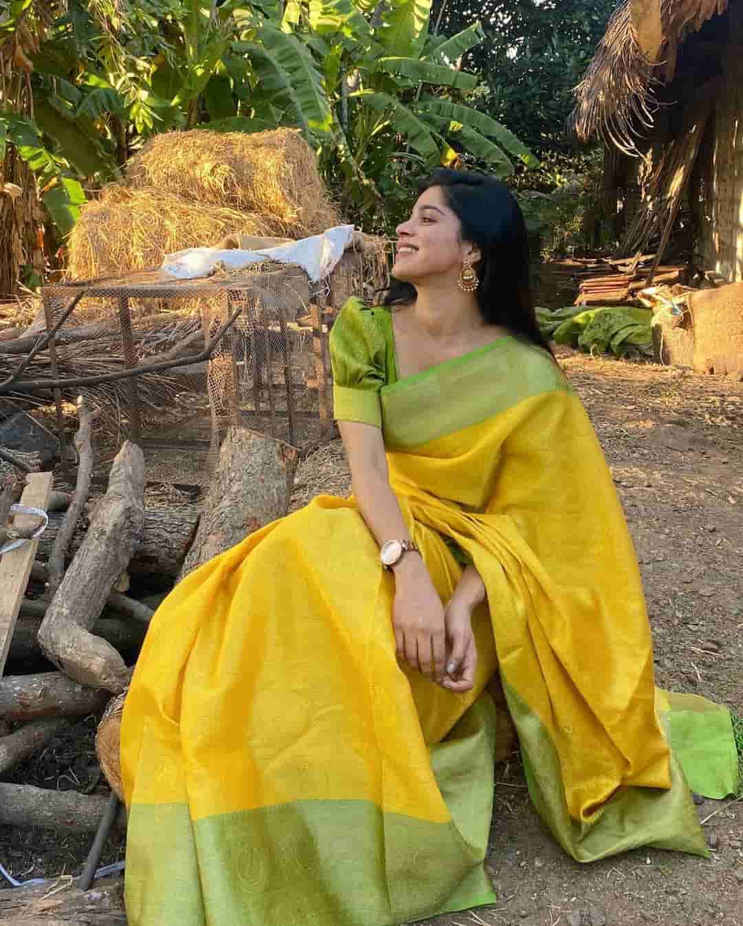 Divyabharathi hot photoshoot in traditional saree attracts fans