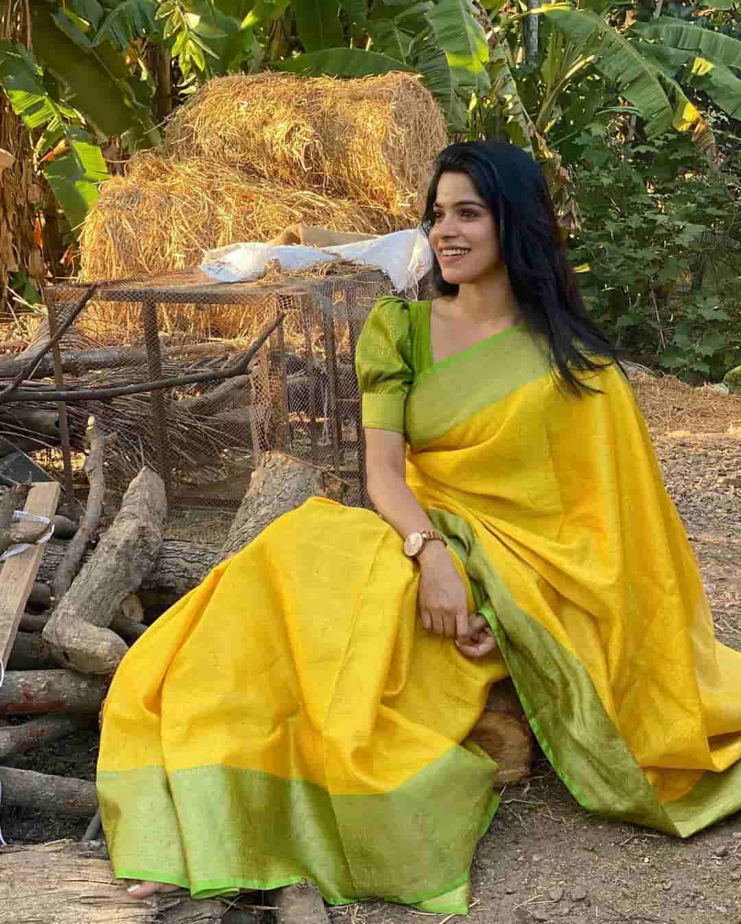 Divyabharathi hot photoshoot in traditional saree attracts fans