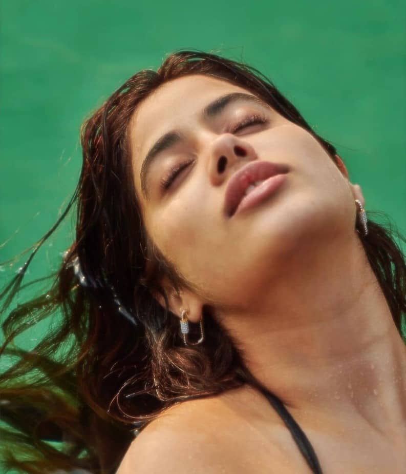 Janhvi kapoor hot photos in swimming pool tempts fans