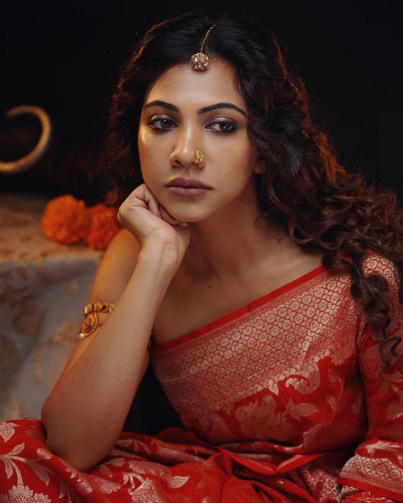 Madonna sebastiyan hot photos without blouse traditional saree glamour pics