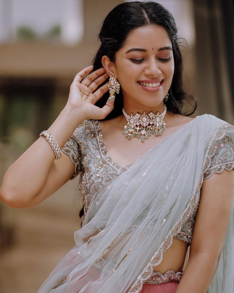 Mirnalini ravi hot photos in shining grand lehenga goes viral on net