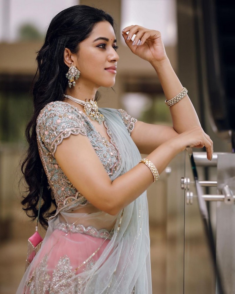 Mirnalini ravi hot photos in shining grand lehenga goes viral on net