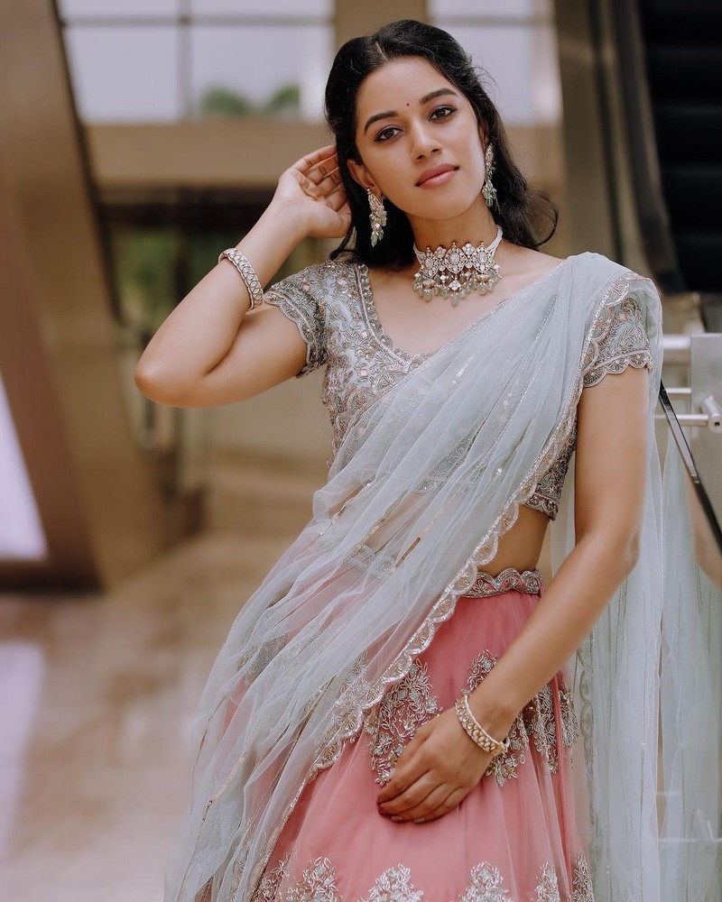 Mirnalini ravi hot photos in shining grand lehenga goes viral on net