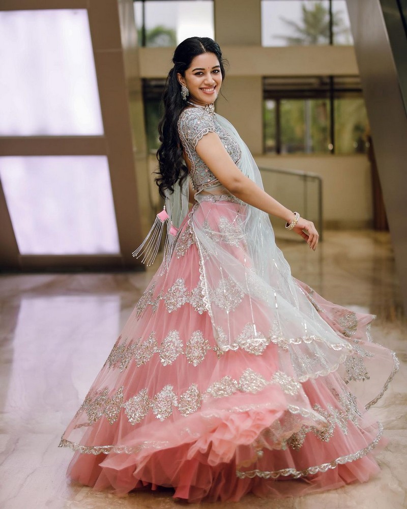 Mirnalini ravi hot photos in shining grand lehenga goes viral on net