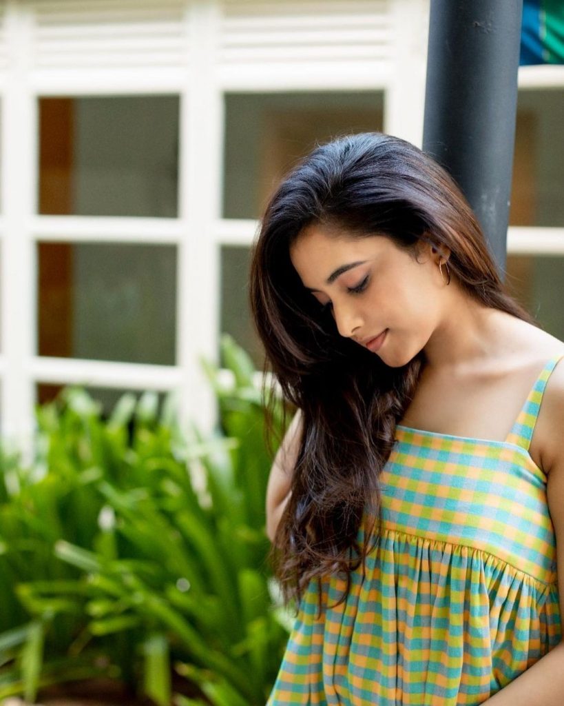 Actress priyanka mohan hot and cute photos in modern dress impressing fans