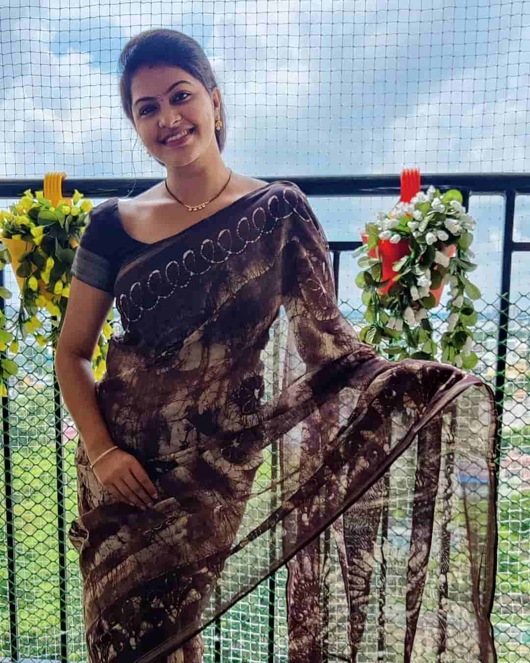 Actress rachitha mahalakshmi hot traditional photos in full form saree