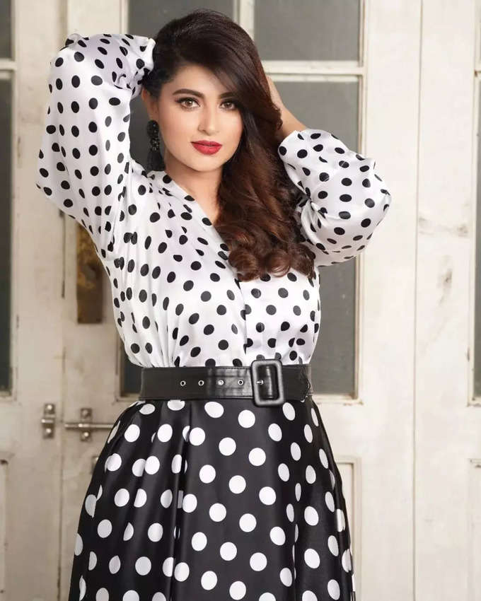 Sneha hot photos in black and white 80s dress viral on internet