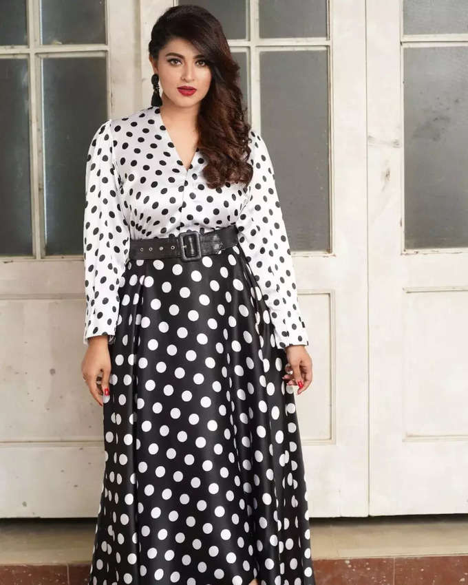 Sneha hot photos in black and white 80s dress viral on internet