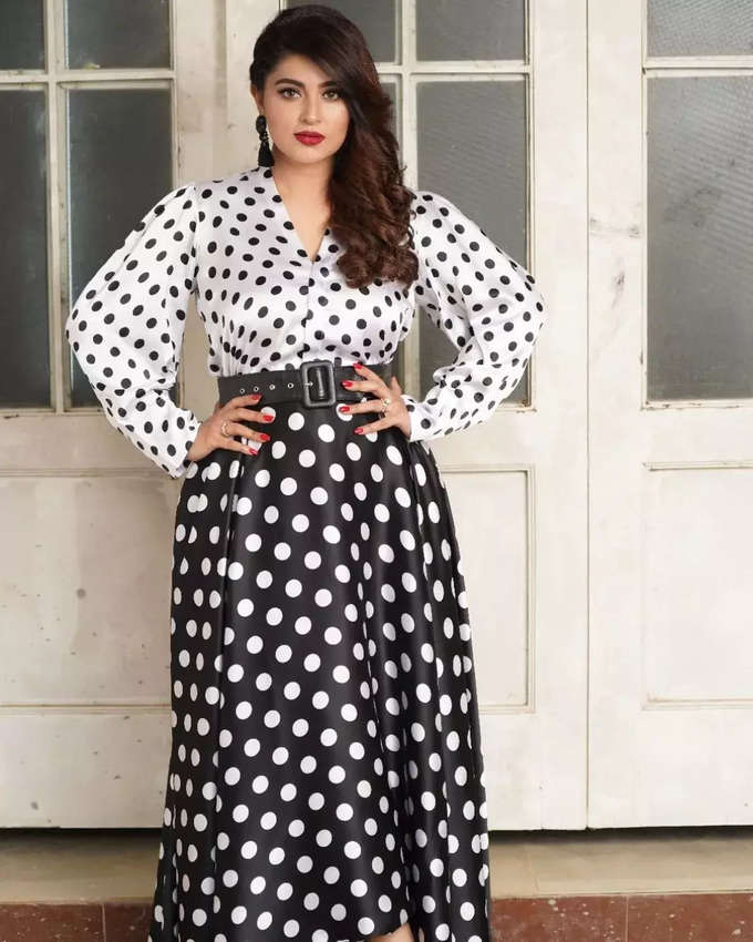 Sneha hot photos in black and white 80s dress viral on internet