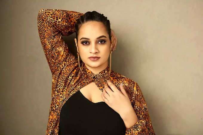 Suja varunee hot recent photoshoot in different dress