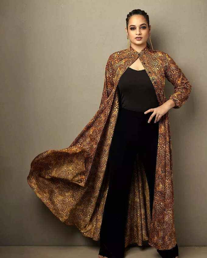 Suja varunee hot recent photoshoot in different dress