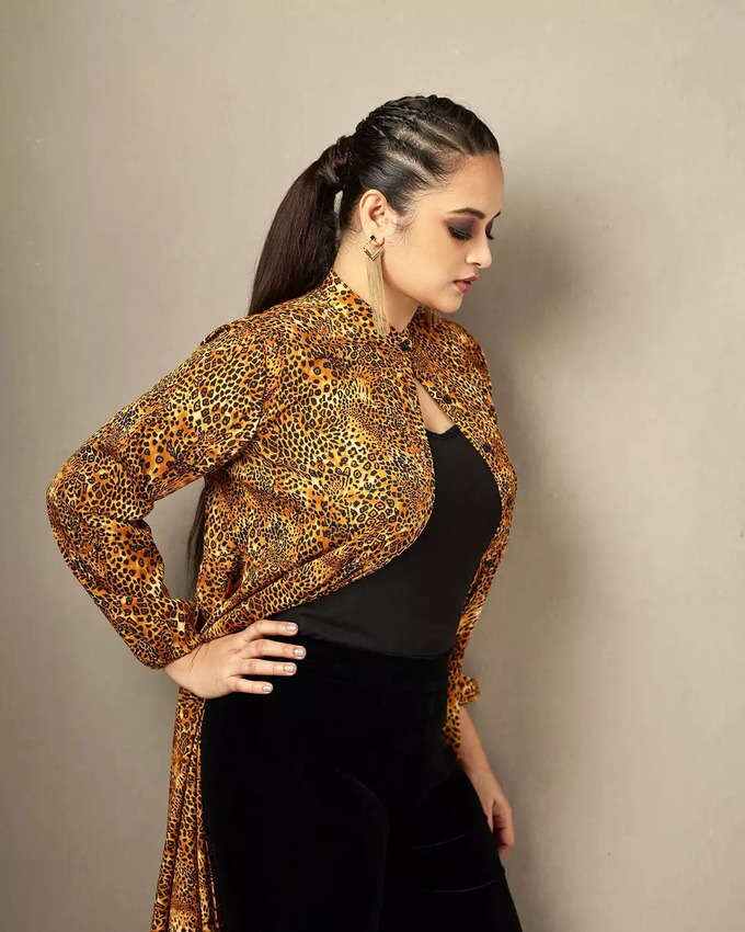 Suja varunee hot recent photoshoot in different dress