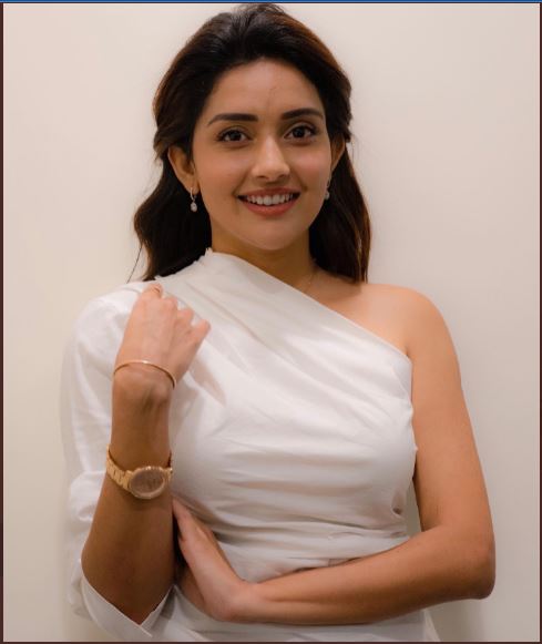 Mahima nambiar hot photos showing one sided dress