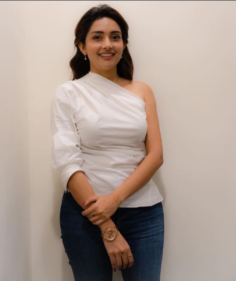 Mahima nambiar hot photos showing one sided dress