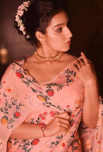 Malavika menon sensational photos in glamour saree