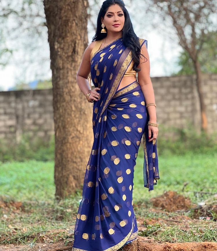 Reshma pasupuleti hot glamour photos in saree impressing followers