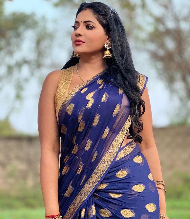 Reshma pasupuleti hot glamour photos in saree impressing followers