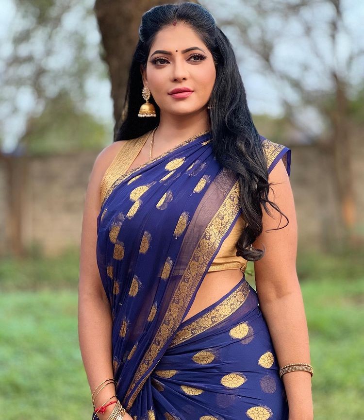 Reshma pasupuleti hot glamour photos in saree impressing followers