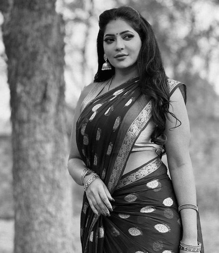 Reshma pasupuleti hot glamour photos in saree impressing followers