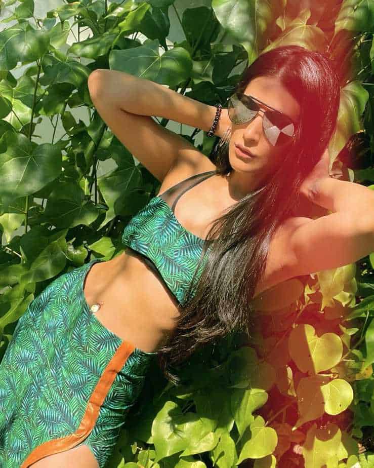 Shruthi haasan hot photos in pout pose goes viral on net