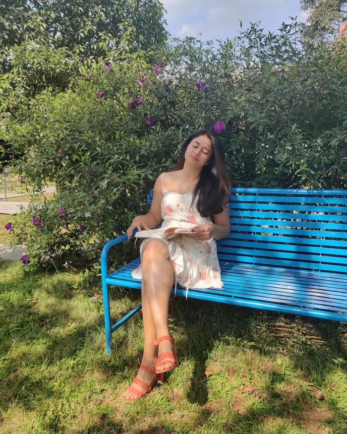 Poonam bajwa hot photos reading book siting in short dress