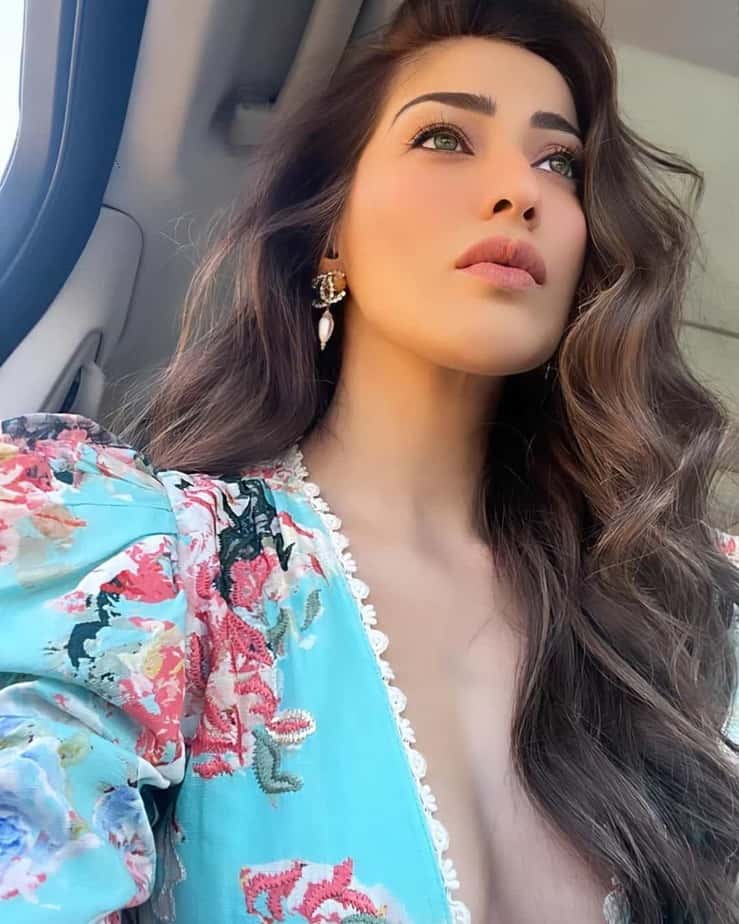 Rai lakshmi hot photos showing top glamour inside car