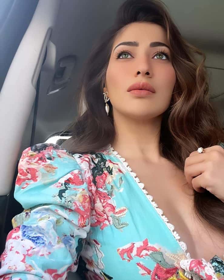 Rai lakshmi hot photos showing top glamour inside car