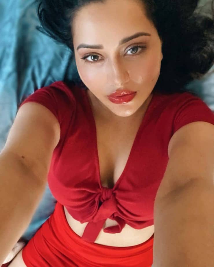 Actress raiza wilson hot selfie photos on bed in glamour dress