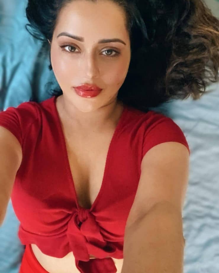 Actress raiza wilson hot selfie photos on bed in glamour dress