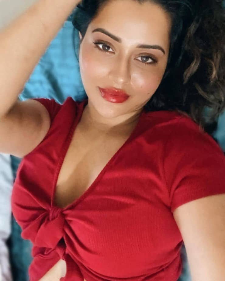 Actress raiza wilson hot selfie photos on bed in glamour dress