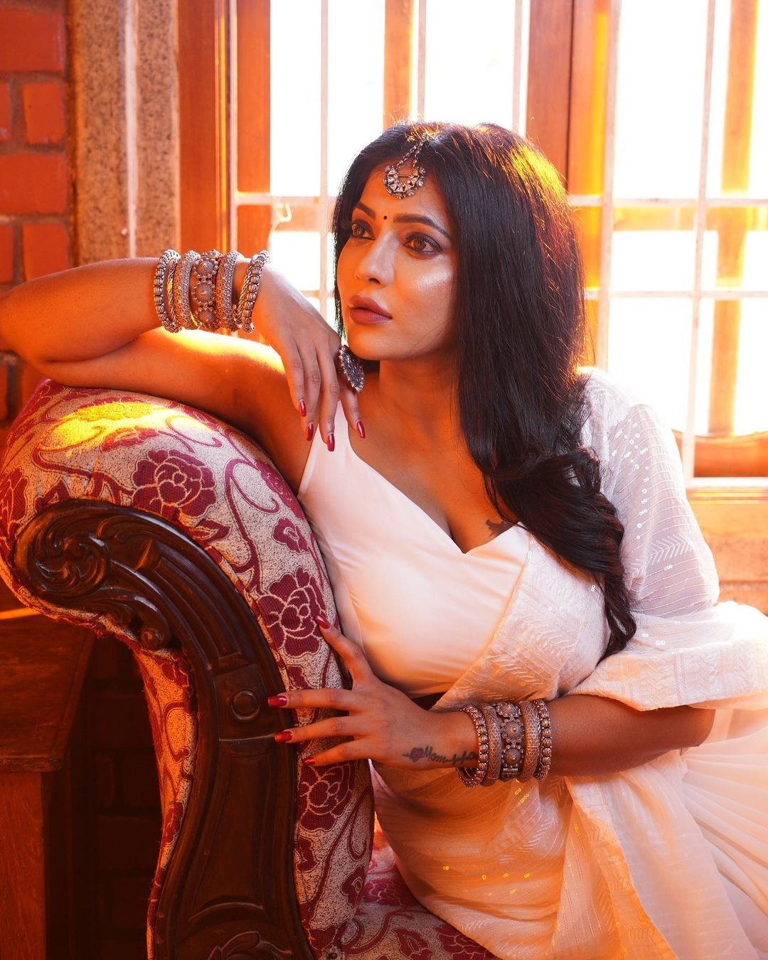 Reshma pasupuleti hot photoshoot in white color saree goes viral
