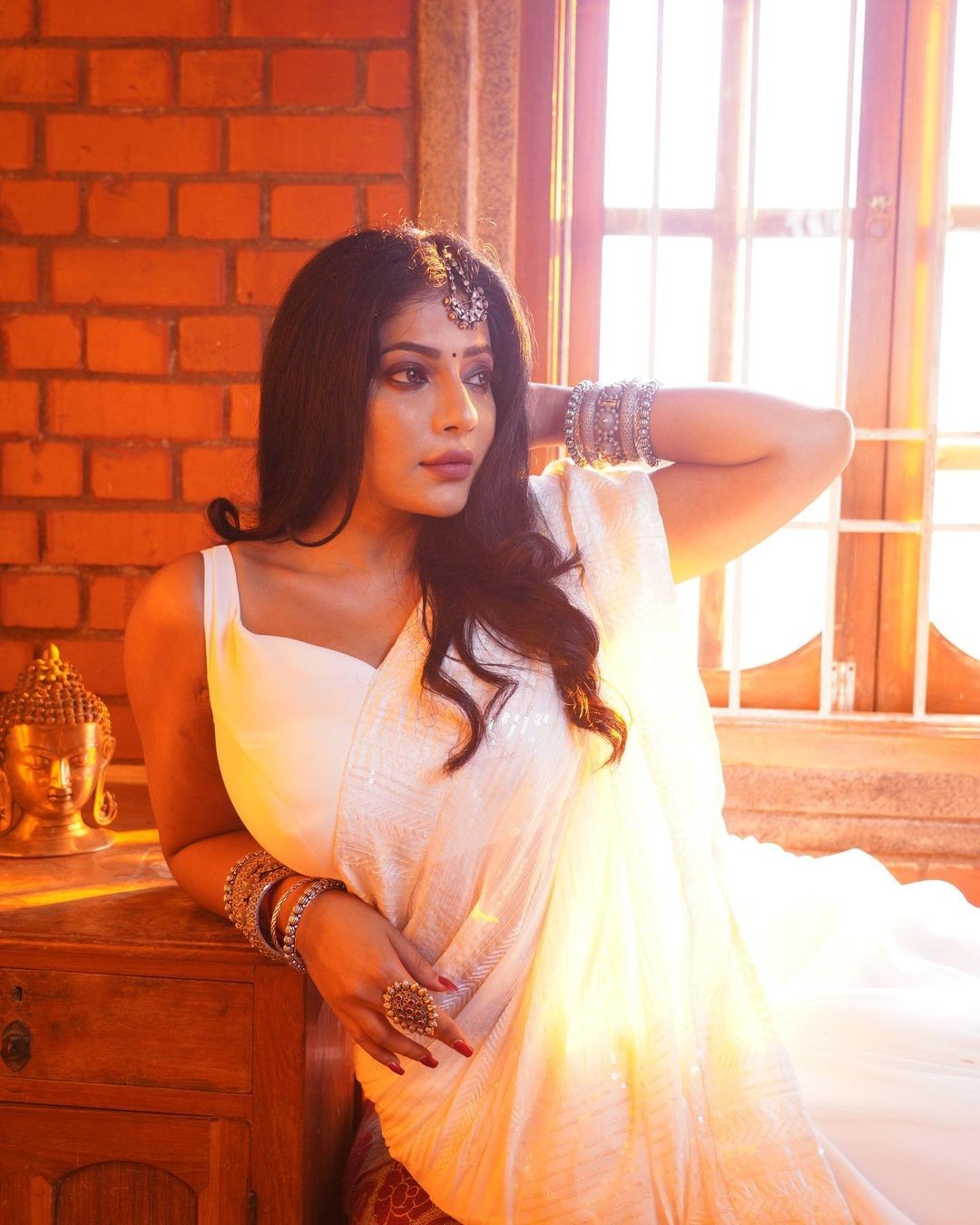 Reshma pasupuleti hot photoshoot in white color saree goes viral