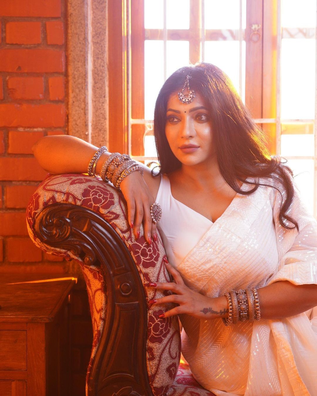 Reshma pasupuleti hot photoshoot in white color saree goes viral