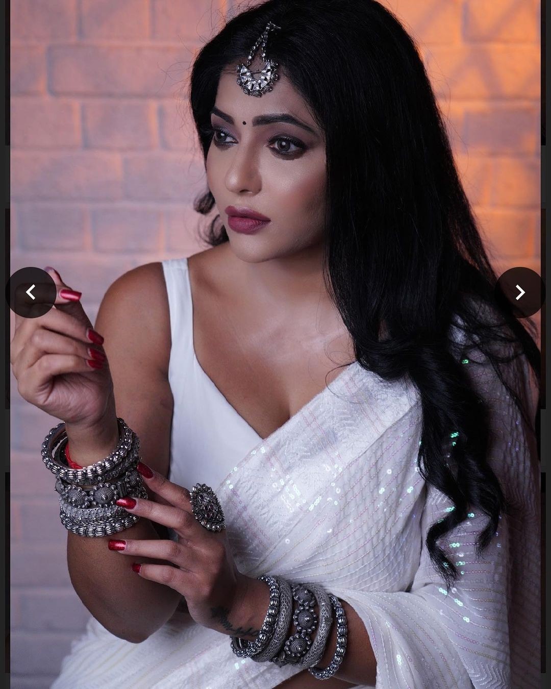 Reshma pasupuleti hot photoshoot in white color saree goes viral