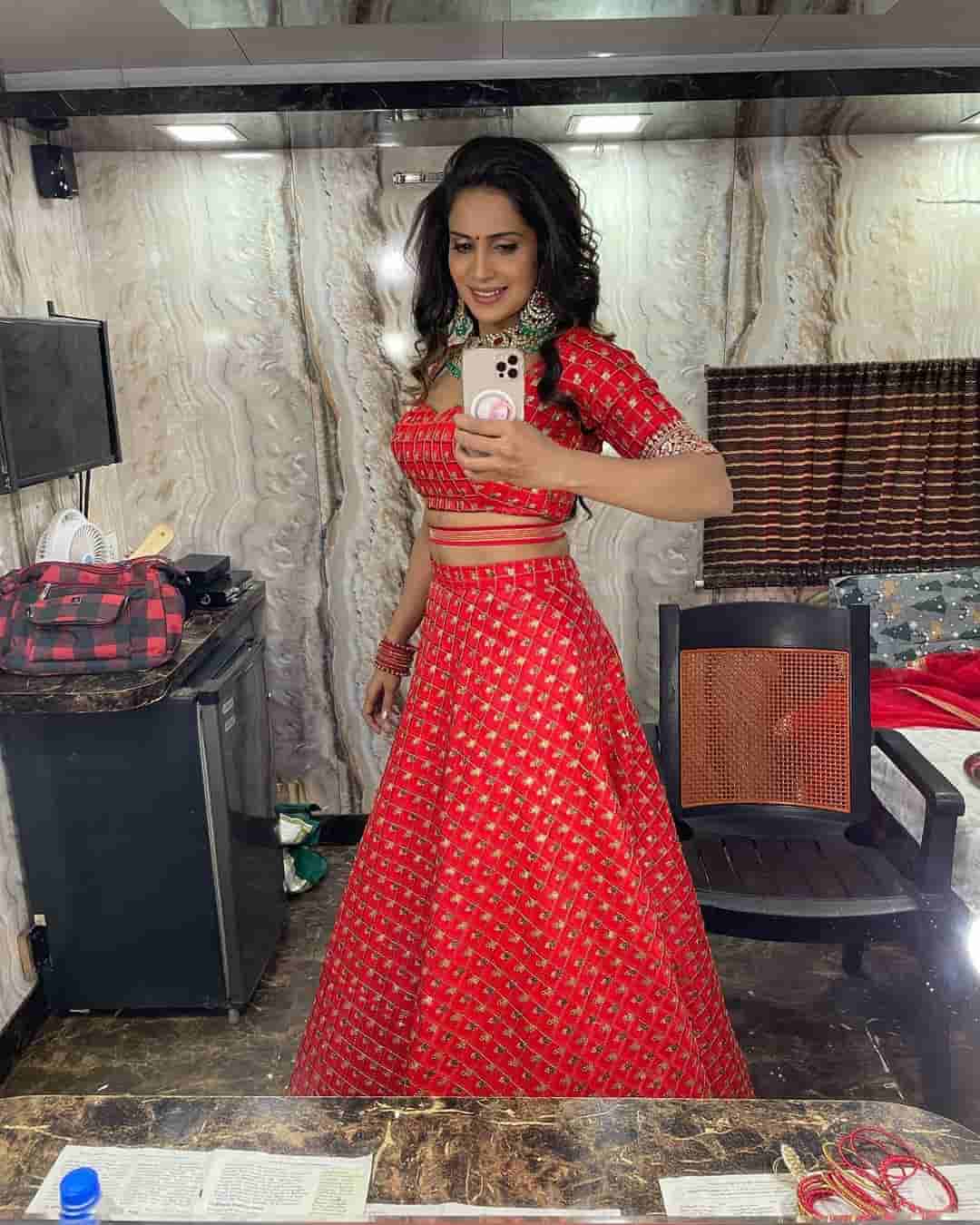 Samyuktha shan posing red grand lehenga dress goes viral