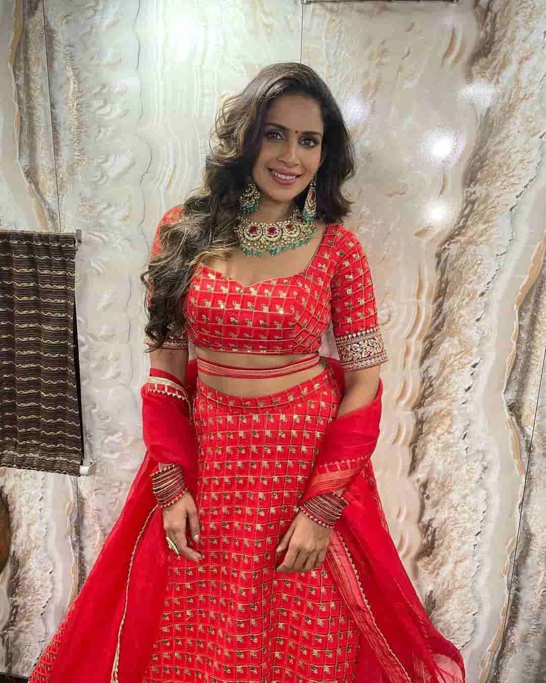 Samyuktha shan posing red grand lehenga dress goes viral