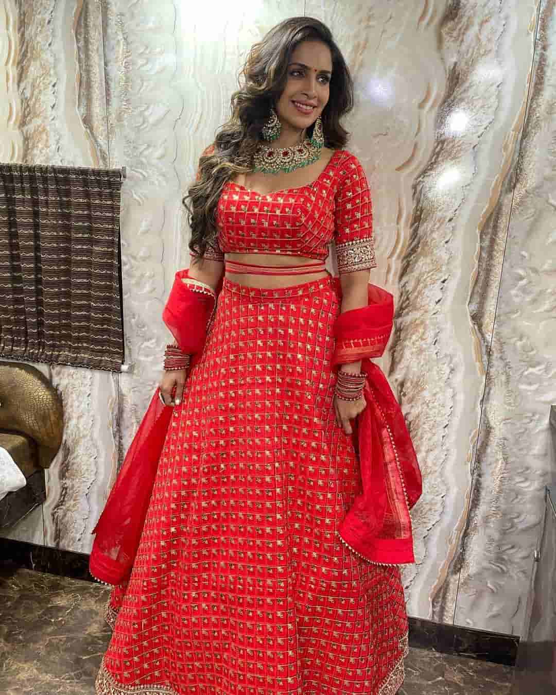 Samyuktha shan posing red grand lehenga dress goes viral
