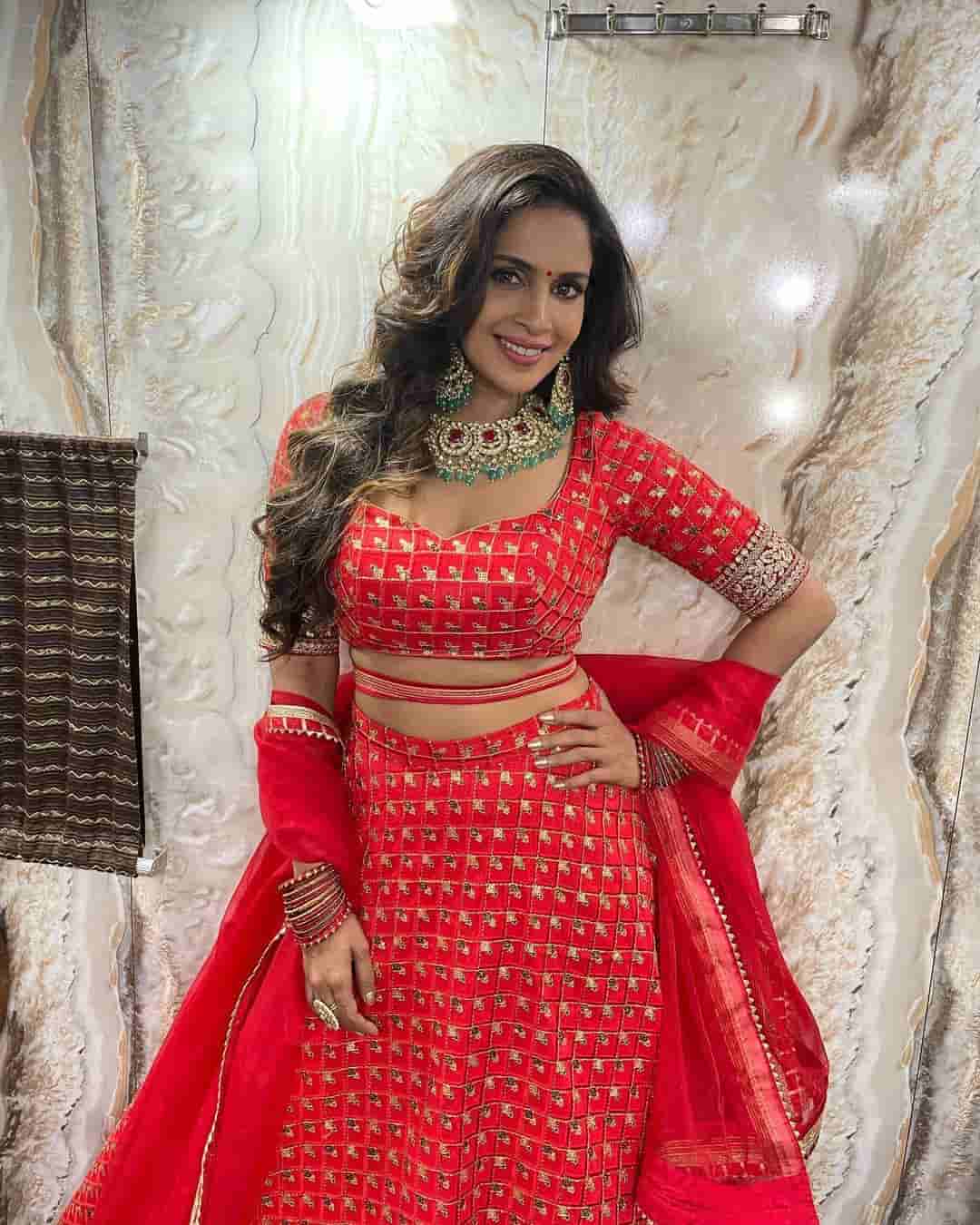 Samyuktha shan posing red grand lehenga dress goes viral