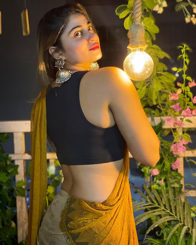 Shivani narayanan showing structure and shape in light