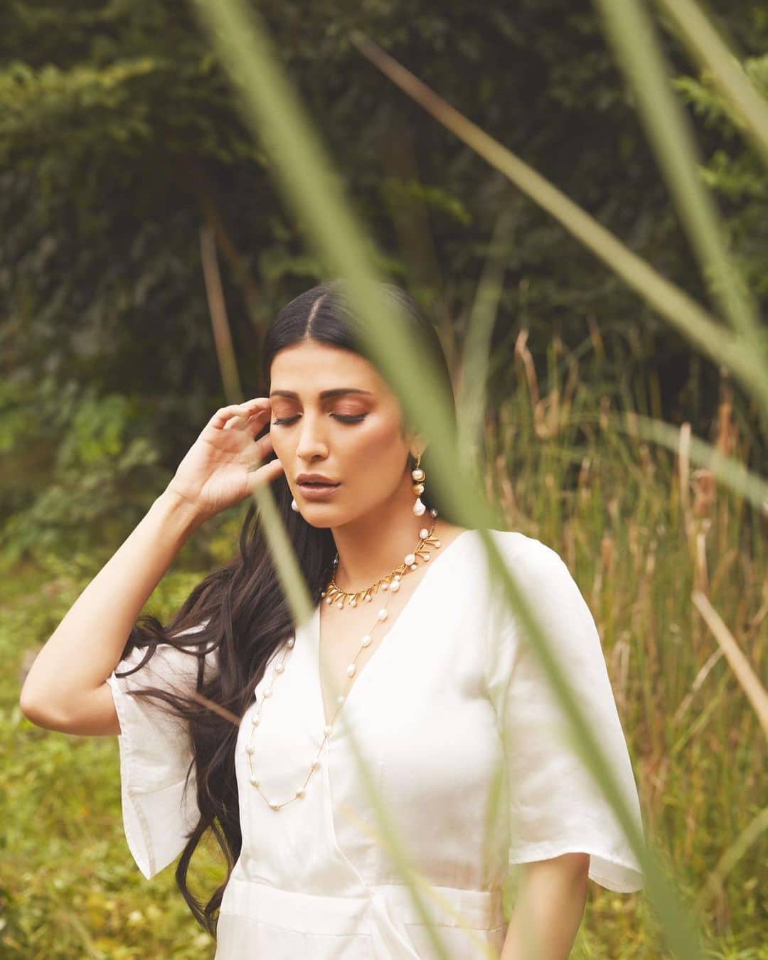 Shruthihaasan photoshoot in nature area getting trending
