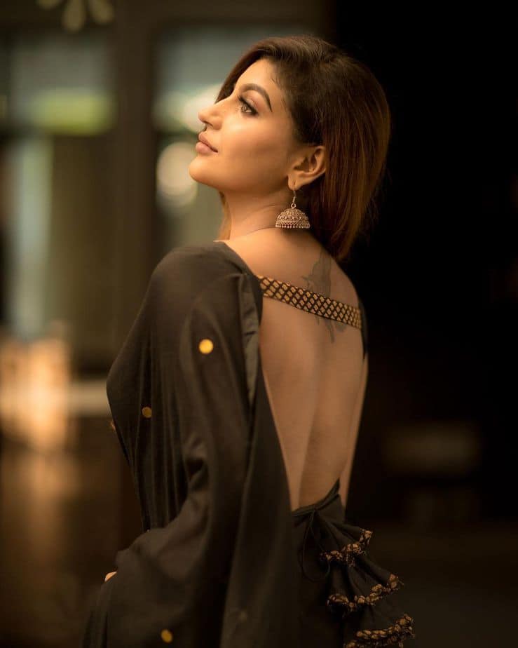 Yashika anandh black color saree hot photos goes viral on social media