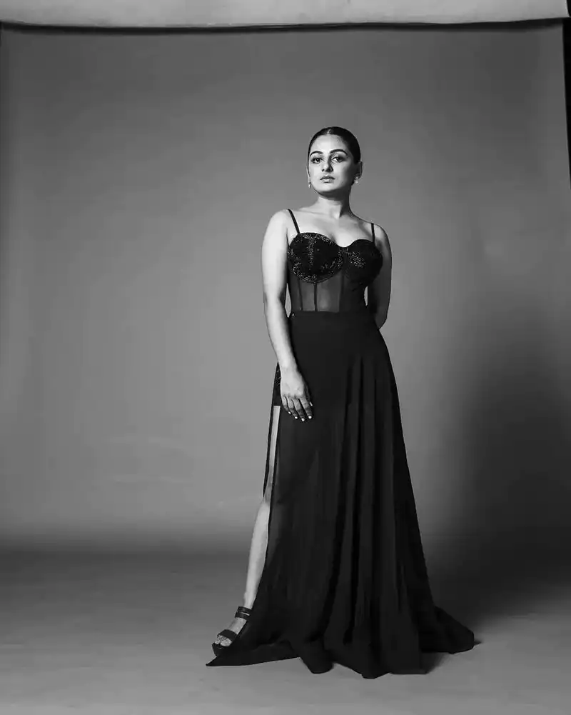 Esther anil hot black and white photos viral on net shocking fans