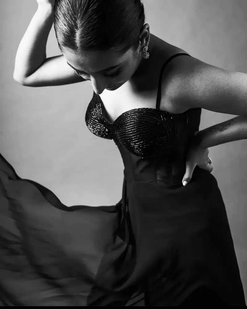 Esther anil hot black and white photos viral on net shocking fans