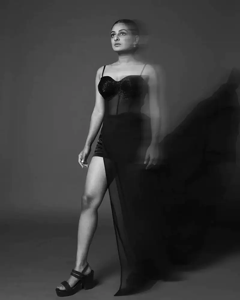 Esther anil hot black and white photos viral on net shocking fans